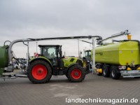 Die Gülle wird beim neuen Fliegl Frontsaugarm üb