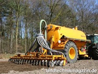 Mit dem Scheibeneggen-Gülleausbringer Terraject D