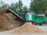 Der Komptech Universal-Zerkleinerer Axtor arbeitet