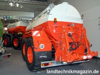 Neben dem Tankaufbau auf dem Claas XERION verfügt