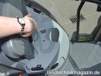 Unter dem Beifahrersitz gibt es beim Claas ARION 4