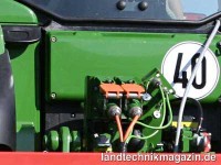 An zwei Steckdosen im Heck des Traktors stehen 230