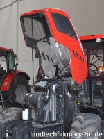 Unter der einteiligen, weit aufstellbaren Motorhau