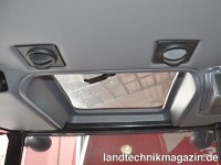 Ein aufstellbares Fenster vorne im Kabinendach geh