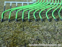 Im Grünland legt das Fliegl Schlitzgerät Univers