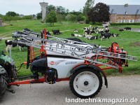 Mit der neuen gezogenen Feldspritze Kuhn LEXIS 300