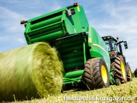 Die John Deere Premium Rundballenpresse F441R kann