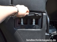 Hinter der Abdeckung links neben den Trittstufen d