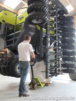 Zur Entleerung des Saattanks der Sky MAXIDRILL 10 