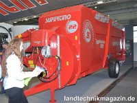 Mit dem neuen Einstreuverteiler SD 22 Typhoon rich