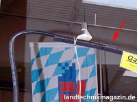 Der Ausgleichsbehälter (Pfeil) wird beim Gas-H-me