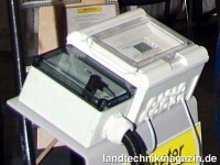 ... und ist mit dem Druckaufnehmer (links) über e