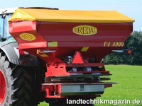 Der am Kraftheber montierte Bredal F4-Streuer ist 