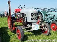 Auf die Leistung bezogen kleinster Schlepper der b