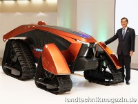 Kubotas Präsident Yuichi Kitao präsentiert den a