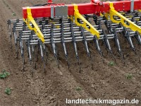 Die Zinken der neuen Striegel Pöttinger TINECARE 