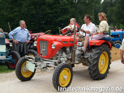 Bild: Hervorragende Stimmung und über 300 Oldtimer-Traktoren verschiedenster Hersteller erwarteten die Besucher beim 5. Oldtimer-Traktorentreffen im Salzburger-Freilichtmuseum.