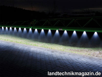 Bild: Der innovative Charakter der HD-Nightlux-Beleuchtungstechnik von Dammann besteht darin, dass die einzelnen Düsenspritzkegel durch die LED-Beleuchtung erkennbar werden. Sollte eine Düse verstopft sein, ist diese sofort durch den angeleuchteten Spritzkegel sichtbar.