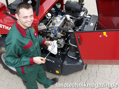Bild: Der quer eingebaute Motor ist bei den Thaler Hofladern 3150/A und 4061/A durch die einteilige Motorhaube für Wartungsarbeiten gut zugänglich.