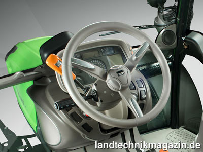 Bild: Bei allen Getriebe-Varianten der Deutz-Fahr Serie 5 Traktoren ist die hydraulische Wendeschaltung Sense Clutch mit Modulation des Ansprechverhaltens für die Änderung der Fahrtrichtung und Bedienhebel am Lenkrad Serie.