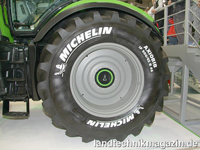 Bild: An der Hinterachse können die Traktoren der neuen Deutz-Fahr Serie 11 mit dem neuen Michelin Ackerschlepper-Reifen AxioBib in der Dimension IF 900/65 R 46 mit einem Durchmesser von 2,32 m ausgerüstet werden.