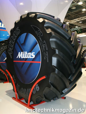 Bild: Der neue Mitas 900/60R42 SFT ist der bisher größte Landwirtschaftsreifen der Marke Mitas; er wiegt 426 kg und der Außen-Durchmesser beträgt 2,16 m.