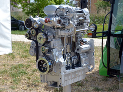 Bild: Deutz-Fahr rüstet die Traktoren der Serie 5 D mit den neuen SDF FARMotion 3- und 4-Zylinder-Motoren aus. Die Vorgaben der Abgasnorm Tier 4i/EU IIIB erfüllen diese Motoren mittels externer Abgasrückführung und Diesel-Oxidationskatalysator (DOC). In der Serie 5 D bieten die Motoren Nennleistungen (nach ECE R 120) von 55,4/75 kW/PS bis 75/102 kW/PS.