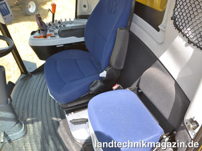 Bild: Wichtigste Neuerung des New Holland Mähdreschers TC 4.90 ist die schon von den 5-Schüttlermodellen bekannte Harvest Suite-Komfortkabine mit mehr Raum und einem vollwertigen, hochklappbaren Beifahrersitz.