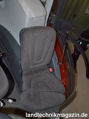 Bild 15: Der klappbare Beifahrersitz ist bei der neuen Valtra T-Serie ...