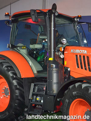 Bild: Zur Erfüllung der Abgasnorm EU Stufe IV/Tier 4 final kommt bei den neuen Kubota M7001 Traktoren unter anderem die SCR-/AdBlue-Technik zum Einsatz. Der SCR-Katalysator befindet sich unten am Auspuff rechts vor dem Kabinen-A-Holm. Die neuen Kubota M7001 Traktoren bieten auch auf der rechten Seite einen vollwertigen Kabinenaufstieg.
