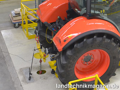 Bild: Die Heck-Dreipunkt-Hydraulik bietet bei den neuen Kubota M7001 Traktoren nach Herstellerangaben eine Hubkraft von 9.000 kg.