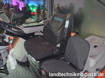 Bild: Den Fahrersitz für die neue Kubota M7001 Baureihe liefert Grammer. Für den Beifahrer steht ein gepolsterter Sitz zur Verfügung.