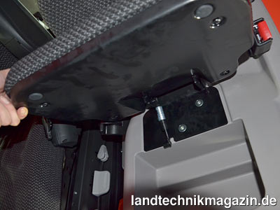 Bild: Unter dem Beifahrersitz gibt es bei den neuen Kubota M7001 Traktoren ein Staufach.