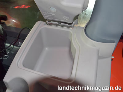 Bild: Ein weiteres Staufach steht in der Kabine der neuen Kubota M7001 Traktoren hinter dem Beifahrersitz zur Verfügung.