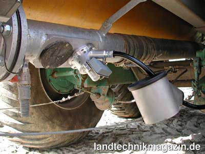 Bild: Der Nah-Infrarot-Messkopf, im Bild mit abgenommenem Schutzdeckel, ist in der Druckleitung von der Pumpe zum Verteiler eigebaut.