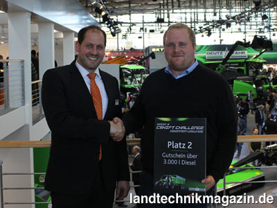 Bild: Georg-Otto Fuchs, Marketingleiter Same Deutz-Fahr Deutschland GmbH, gratuliert Julian Scharffetter zum 2. Platz der Serie 6 Cshift Challenge.