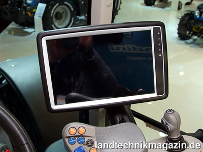 Bild: Der ISOBUS-fähige 12-Zoll-DSM-Monitor mit Touchscreen ist bei den neuen Landini Serie 6 und 7 T4i V-Shift Modellen serienmäßig und wird für die Serie 6 und 7 Roboshift Dynamic als Option angeboten.