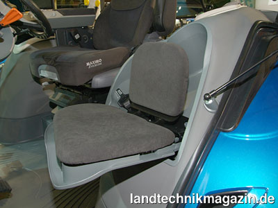 Bild: Der einzigartige Hide-Away-Beifahrersitz bei den Landini Serie 6 und 7 T4i Traktoren hat Vorbildfunktion. Mit einem einzigen Handgriff...