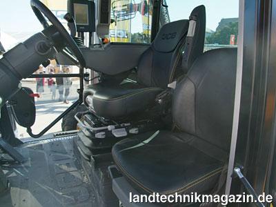 Bild: Für den Beifahrer gibt es in der Kabine der neuen JCB Fastrac 8000 Serie einen vollwertigen Sitz. Der Fahrersitz kann um 20° nach links und 50° nach rechts gedreht werden.