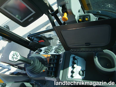 Bild: Die wichtigsten Bedienelemente für Getriebe und Hydraulik sind beim neuen JCB Fastrac 8290 und Fastrac 8330 in der Armlehne am Fahrersitz angebracht. Der Touchscreen ist verschieb- und schwenkbar.
