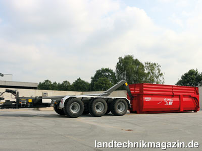 Bild: Die verlängerte Version des Krampe THL 25 L mit klappbarem Unterfahrschutz kann bis zu 8,5 m lange Container bewegen.