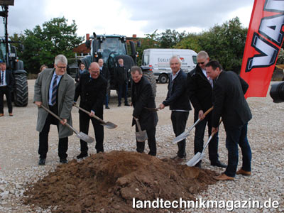Bild: Mit dem feierlichen Spatenstich wurde der Baubeginn des neuen Egelseer Traktoren Stützpunktes in Burgfarrnbach eingeläutet.
