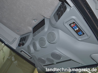 Bild: Die Kabine der neuen Deutz-Fahr 5 DS, 5 DV und 5 DF Schmalspurtraktoren verfügt serienmäßig über eine Heizung und Lüftung, eine Klimaanlage gibt es als Option.
