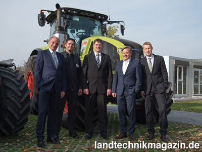Bild: Die Reifendruckregeltechnik übernimmt Claas von R&M Landtechniksysteme. Im Bild (von links): Uwe Bolweg (Claas), Michael Müller (R&M), Daniel Risse (R&M), Dr. Thomas Lorf (Claas), Oliver Hölscher (Claas).
