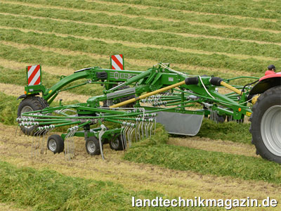 Bild: Die neuen McHale Mittelschwader R 62-72 und R 68-78 können mehrere Mähschwade zusammenfassen oder gezettetes Gras schwaden.