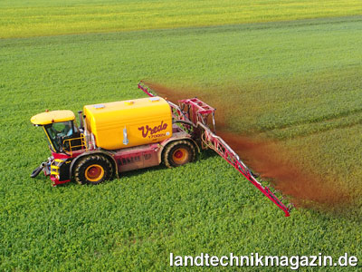 Bild: Als Option kann der neue Vredo Trac VT4556 mit einem Vinasse-Spritzsystem ausgerüstet werden.