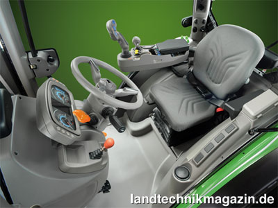 Bild: Der Fahrersitz der Deutz-Fahr Traktoren 5 DS TTV ist luftgefedert und die Windschutzscheibe einteilig.
