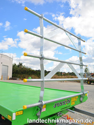Bild: Das neue Gittersystem des Joskin Wago hat zwei einstellbare Bügel, um Quaderballen und Rundballen sicher transportieren zu können.