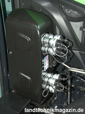 Bild: Bei der neuen High-Flow-Hydraulik für die Deutz-Fahr 5 DS, 5 DV und 5 DF Spezialtraktoren stehen rechts vor der Kabine vier doppeltwirkende Steuergeräte mit Durchflussregelung zur Verfügung.