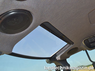 Bild: Neben dem normalen (Hoch-)Dach und dem Niedrigdach bietet Steyr für die Expert CVT Traktoren als neue weitere Option ein Panoramadach an, bei dem das Dachfenster lediglich durch einen schmalen Steg von der Frontscheibe abgetrennt ist.
